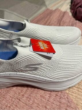 Skechers White Slip-In stretch Knit Sneakers - Wide Fit size 9 ladies